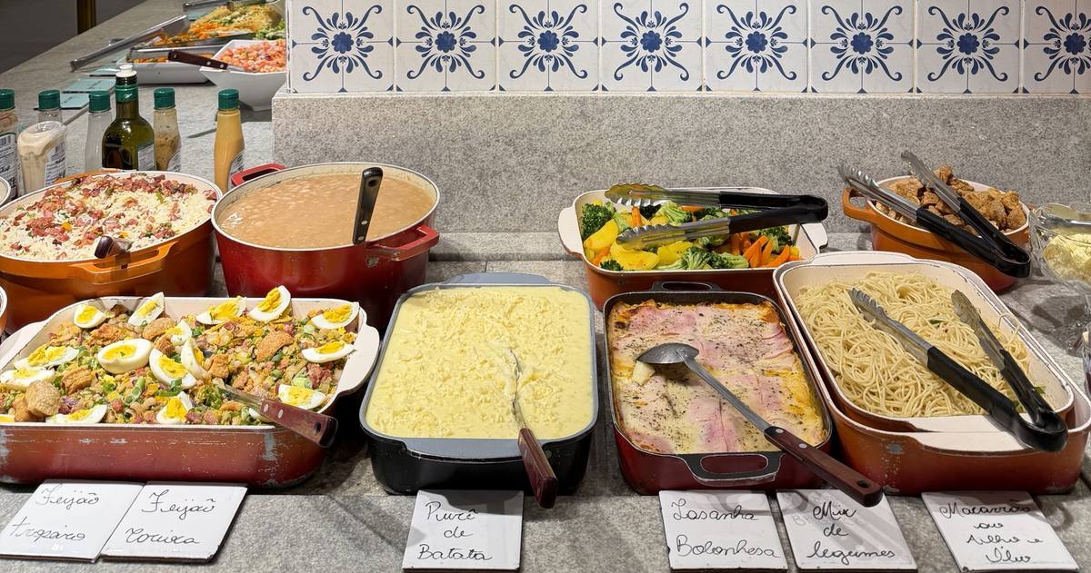 Buffet quente com feijão tropeiro, feijão carioca, purê de batata, lasanha bolonhesa, mix de legumes e macarrão alho e óleo