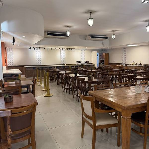 Salão principal com mesas de madeira