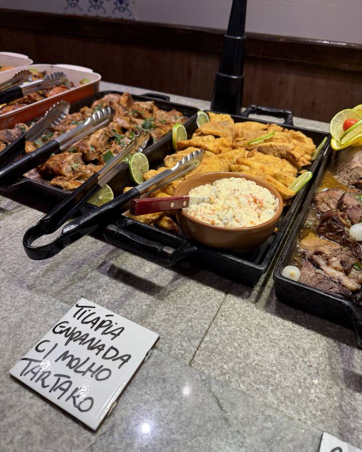 Tilápia empanada com limão e molho tártaro