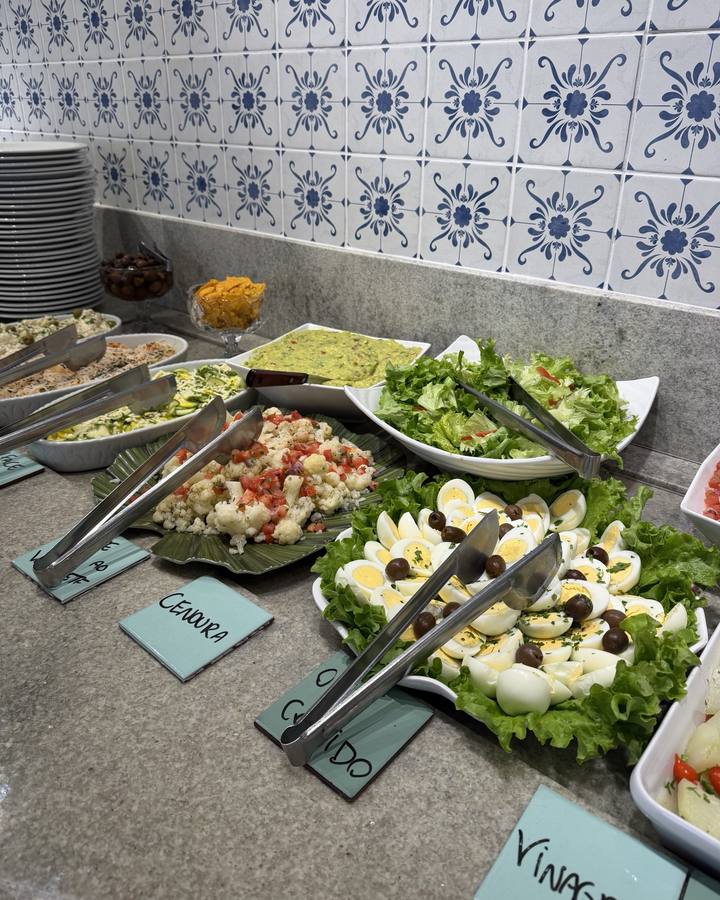 Saladas: ovos cozidos com azeitona, couve-flor com vinagrete, alface