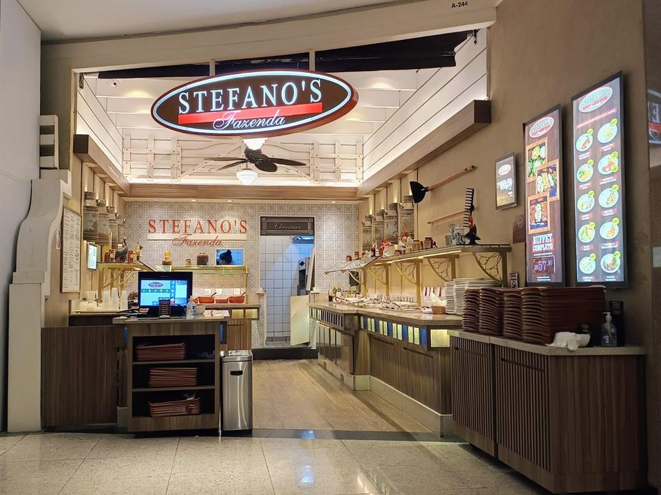 Entrada da unidade do Galleria Shopping, com o buffet e a placa do Stefano's Fazenda