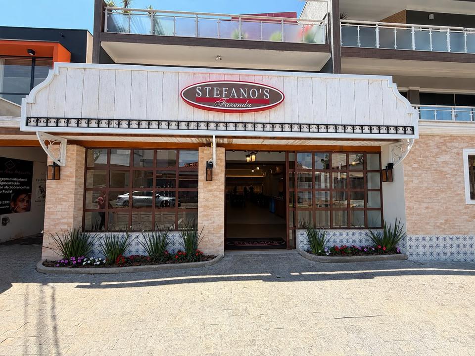 Fachada da unidade de Paulínia, com a placa do Stefano's Fazenda e canteiros de flores